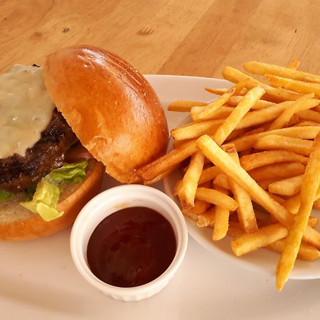 Zenith Hotel Kuantan Exterior foto A cheeseburger and French fries