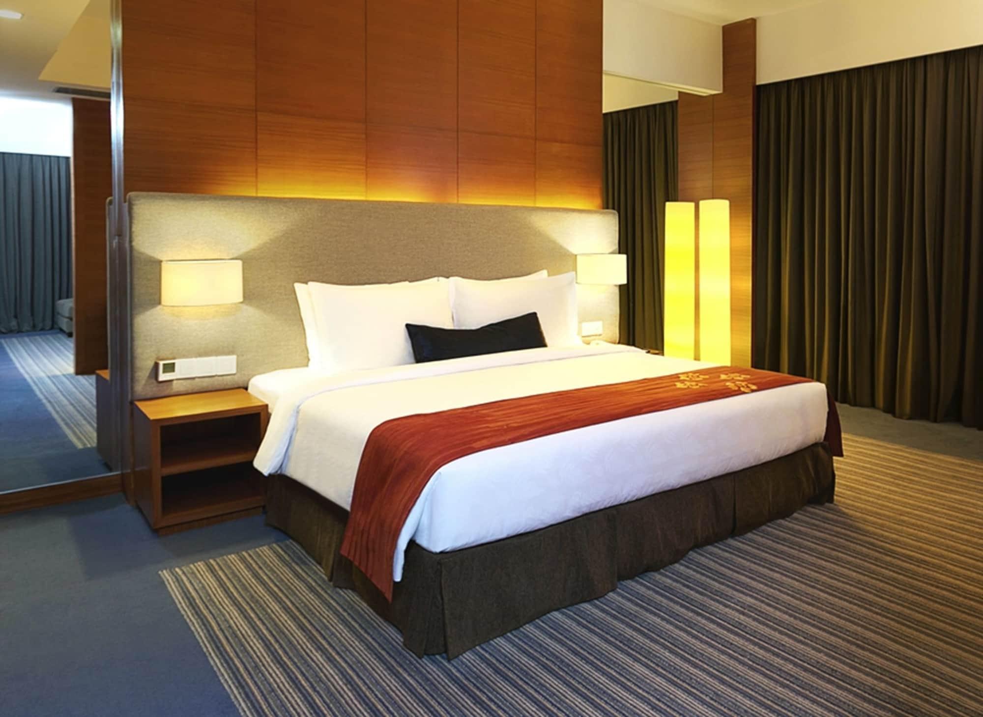Zenith Hotel Kuantan Exterior foto A bedroom at the hotel