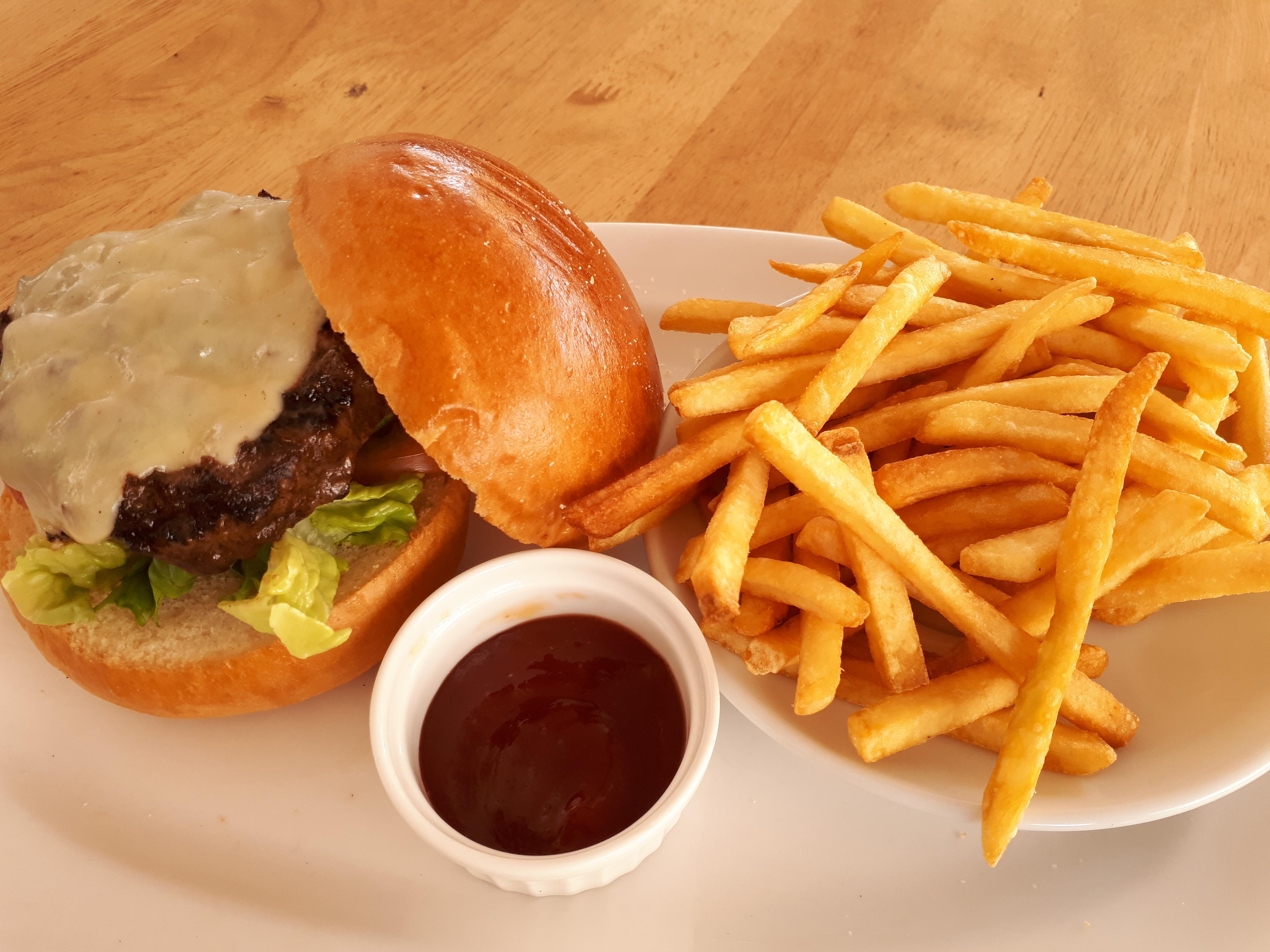 Zenith Hotel Kuantan Exterior foto A cheeseburger and French fries