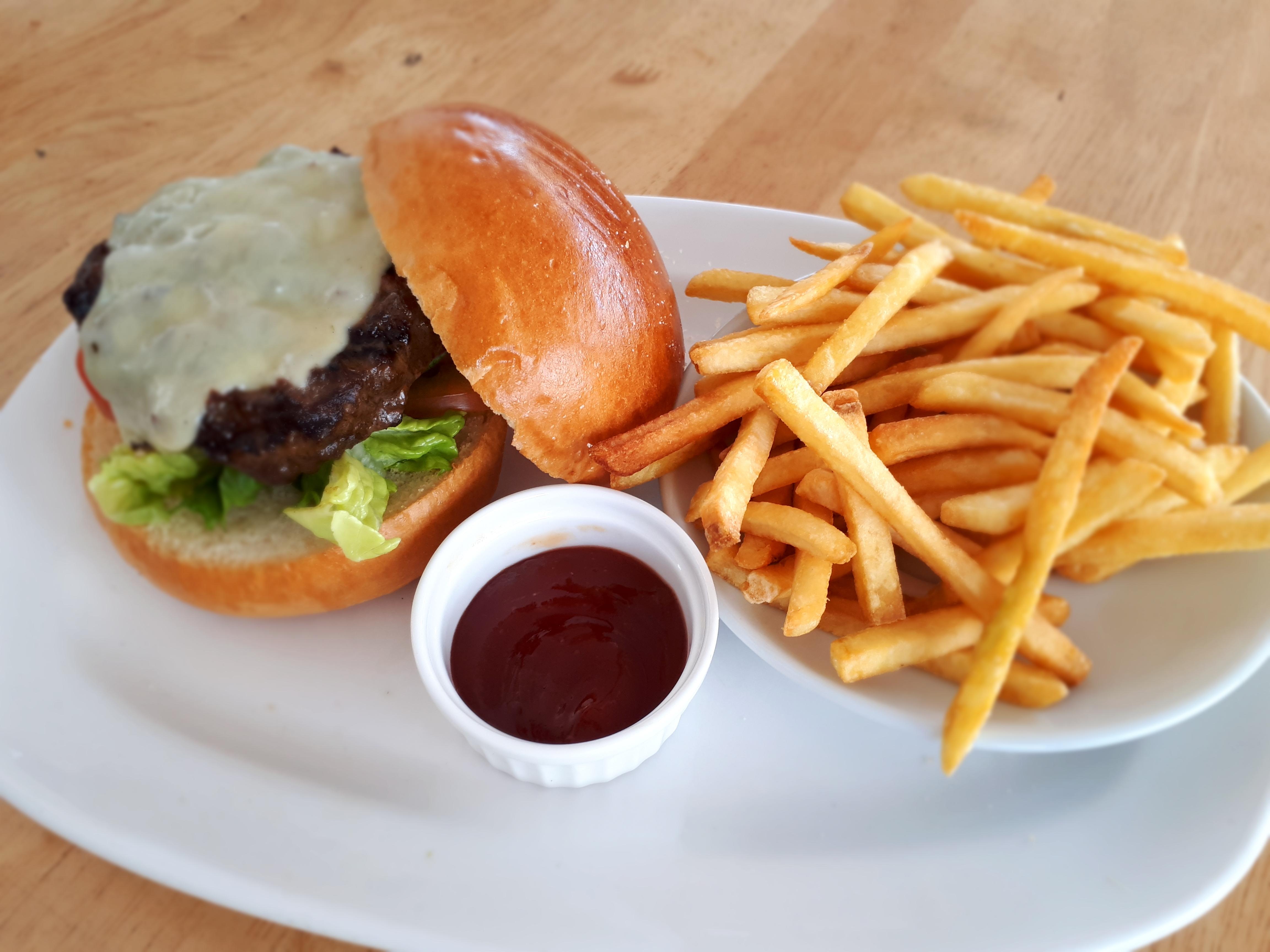 Zenith Hotel Kuantan Exterior foto A cheeseburger with chips