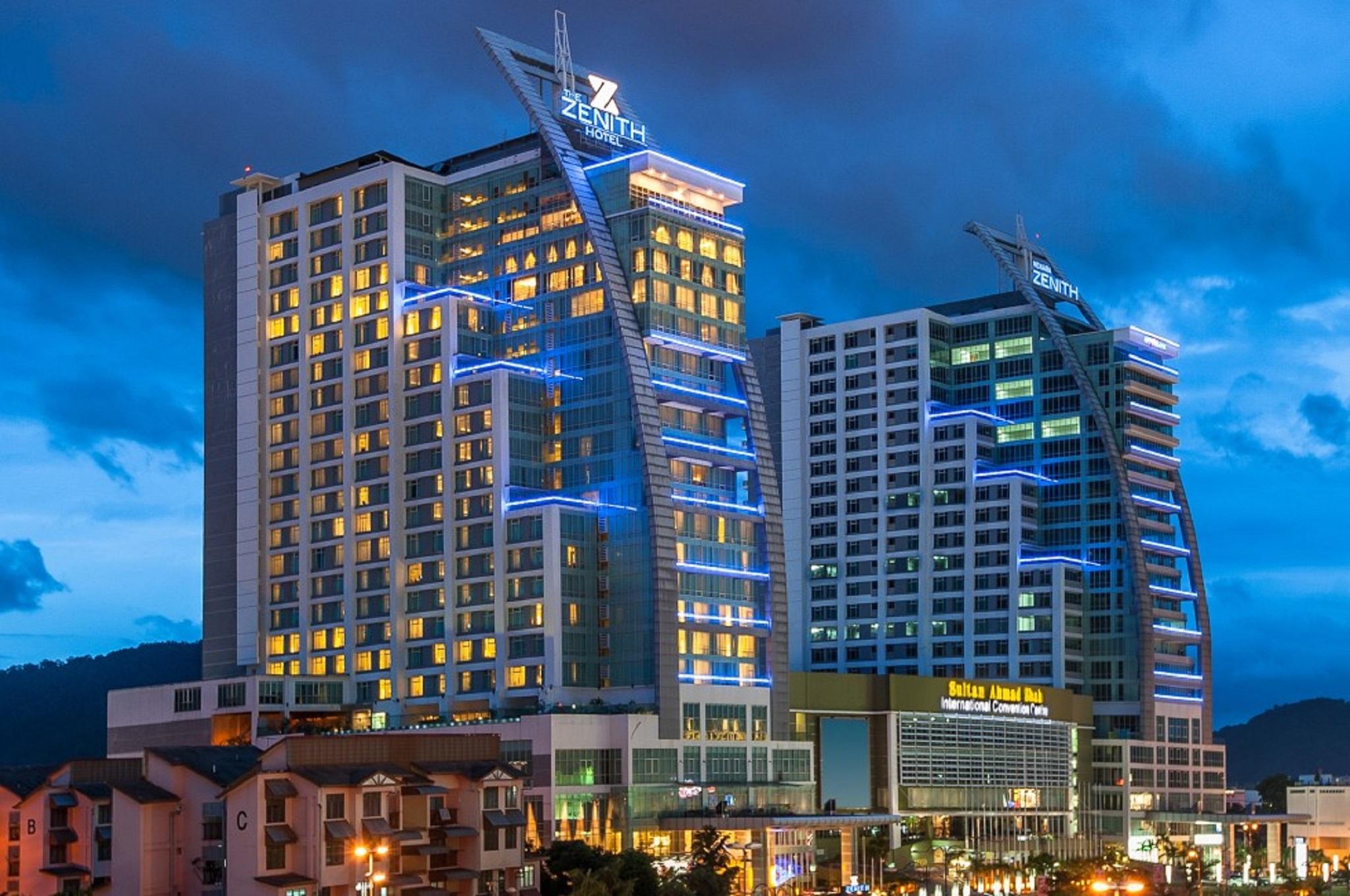 Zenith Hotel Kuantan Exterior foto The hotel at night