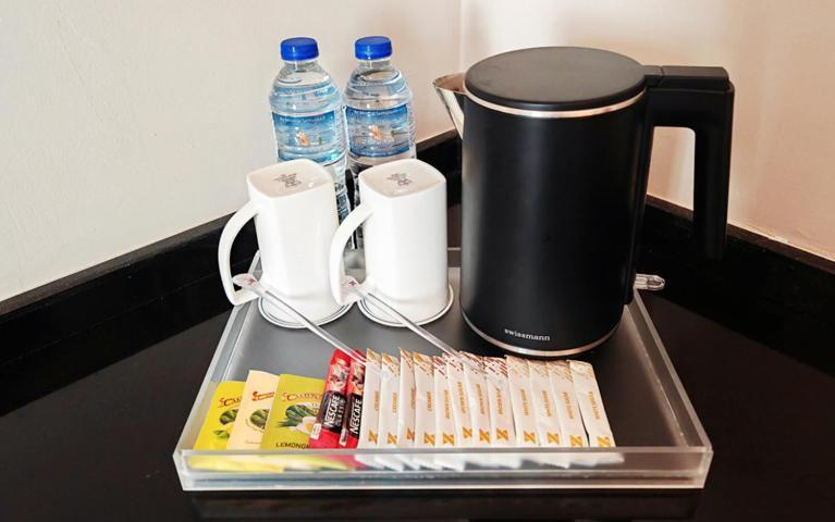 Zenith Hotel Kuantan Exterior foto A kettle and tea bags in a hotel room
