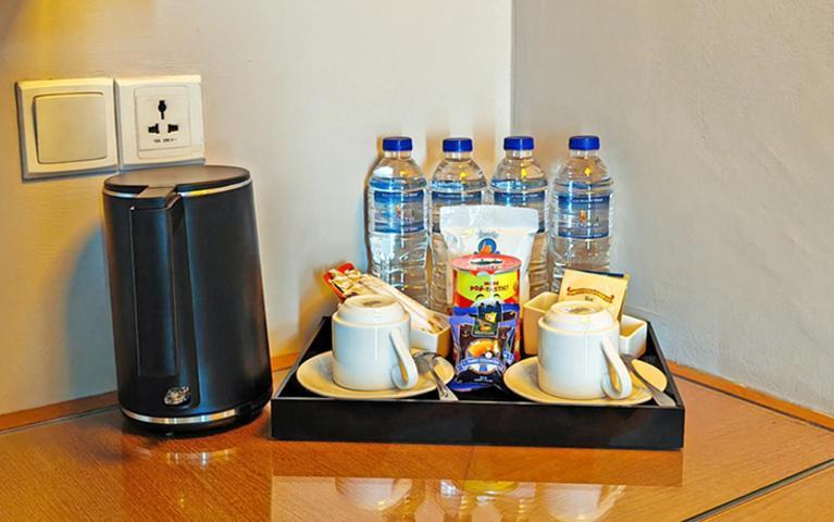 Zenith Hotel Kuantan Exterior foto A kettle and bottled water in a hotel room