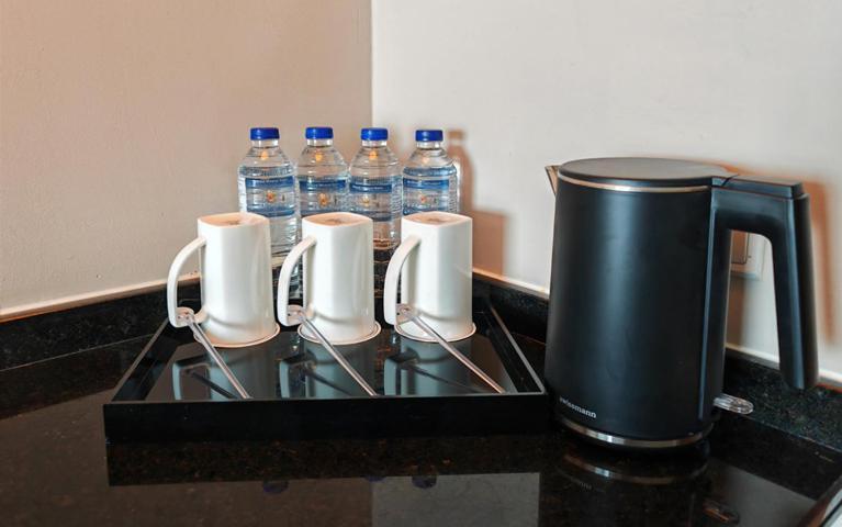 Zenith Hotel Kuantan Exterior foto A kettle with three cups