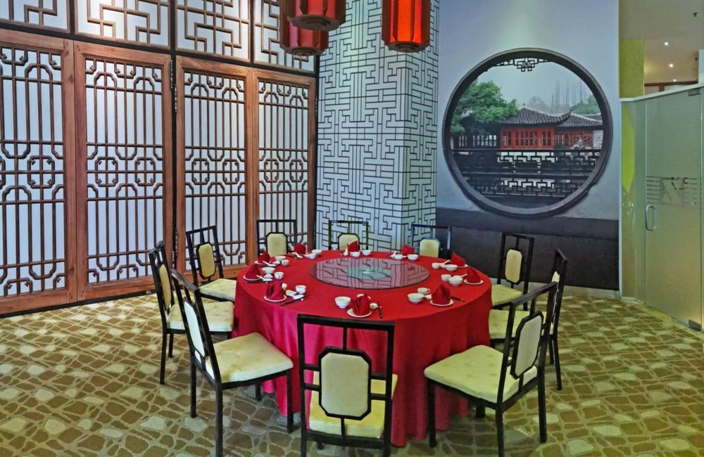 Zenith Hotel Kuantan Exterior foto A round table in a restaurant